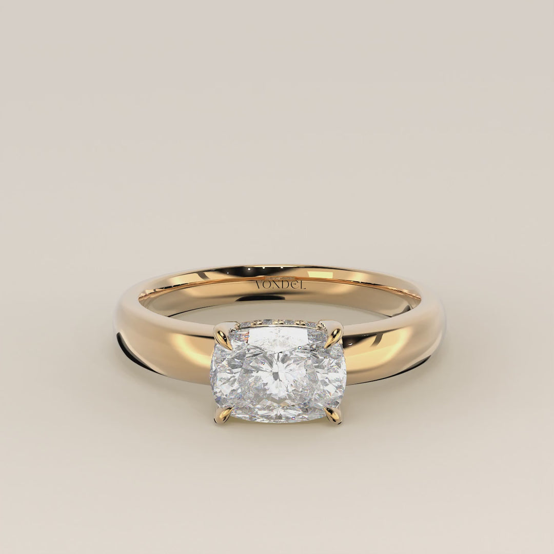 Joanne – Ring aus synthetischem Diamanten im länglichen Kissenschliff, Ost-West-Ausrichtung, mit doppeltem, verdecktem Heiligenschein und breiter Ringschiene