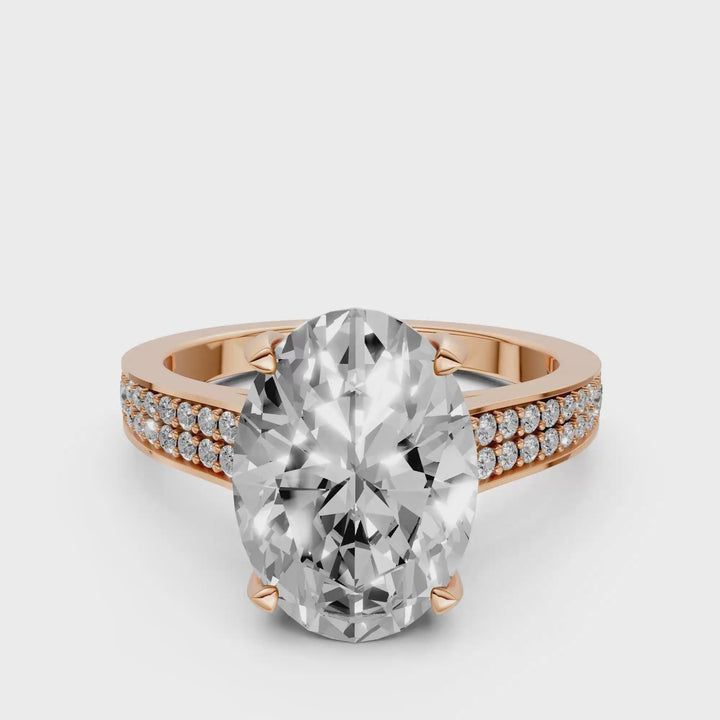 Oval Solitaire Ring met brede Pavé-band en Hidden Halo