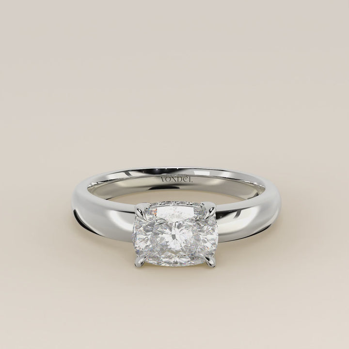 Joanne – Ring aus synthetischem Diamanten im länglichen Kissenschliff, Ost-West-Ausrichtung, mit doppeltem, verdecktem Heiligenschein und breiter Ringschiene