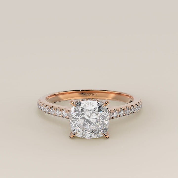 Verlovingsring cushion lab grown diamant met cathedral zetting, pave band en hidden halo, rosegoud