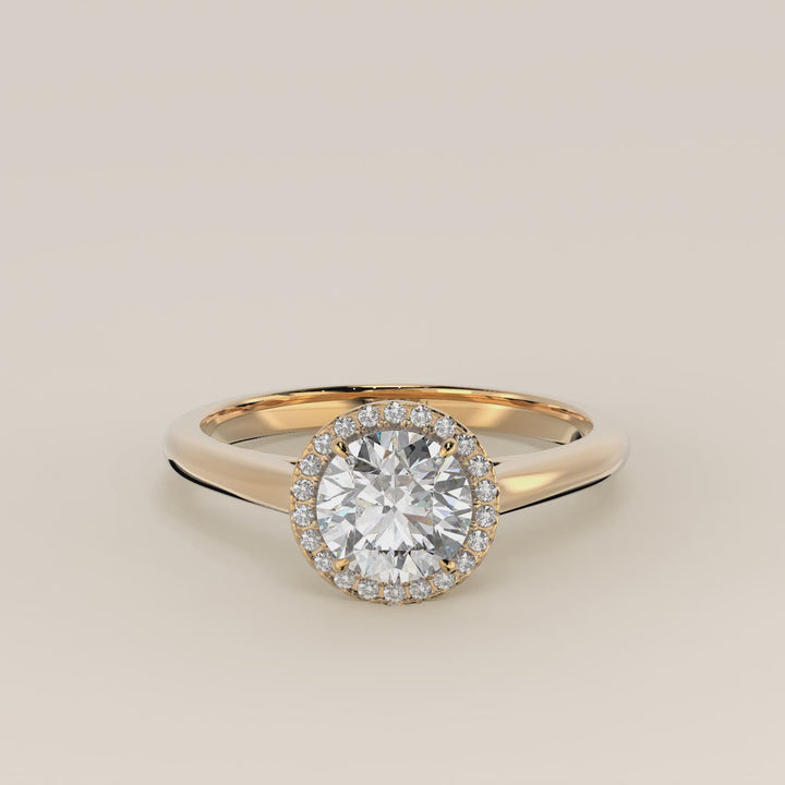 Verlovingsring rond halo lab grown diamant met cathedral en hoge zetting, geelgoud