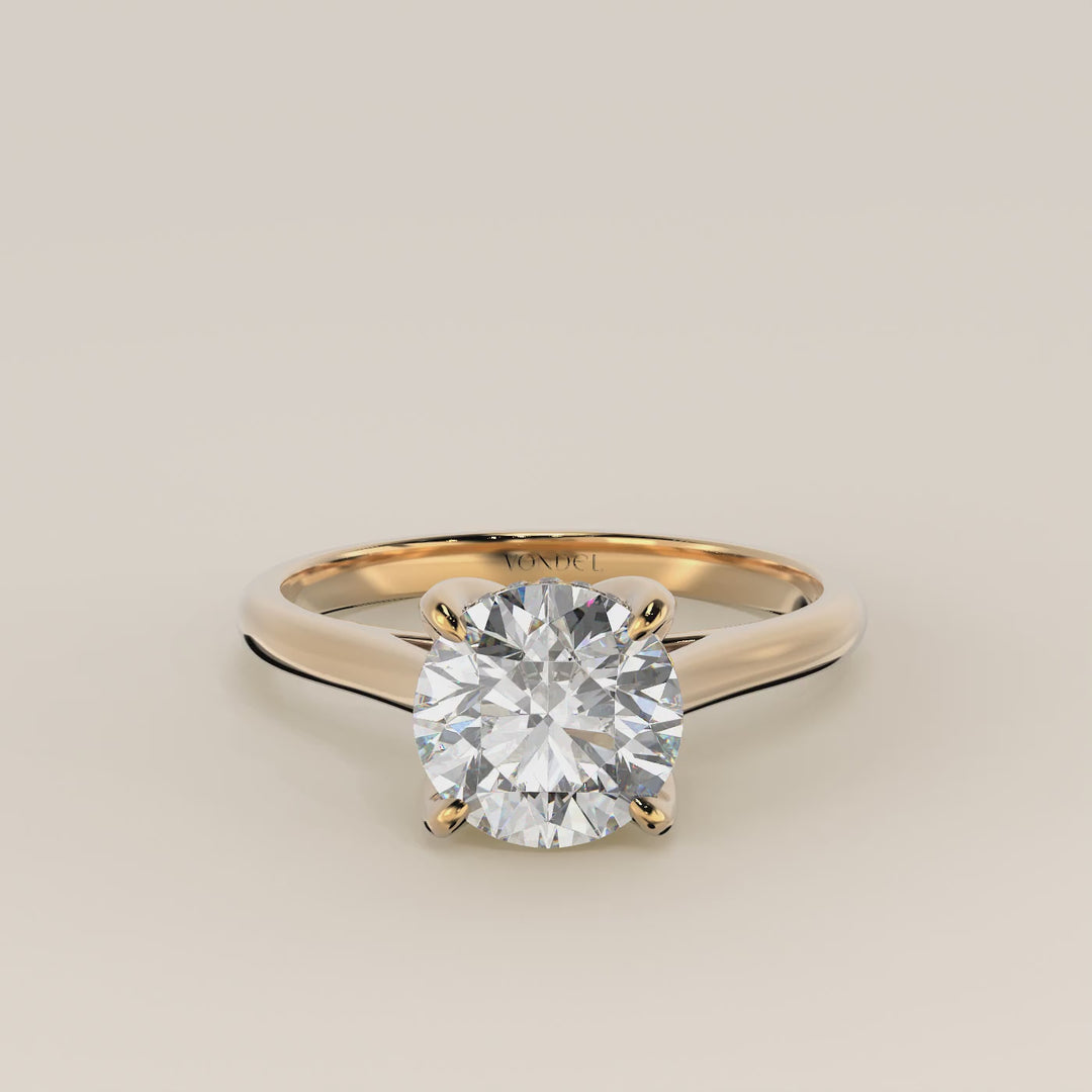 Verlovingsring rond lab grown diamant met petal prongs en hidden halo, geelgoud