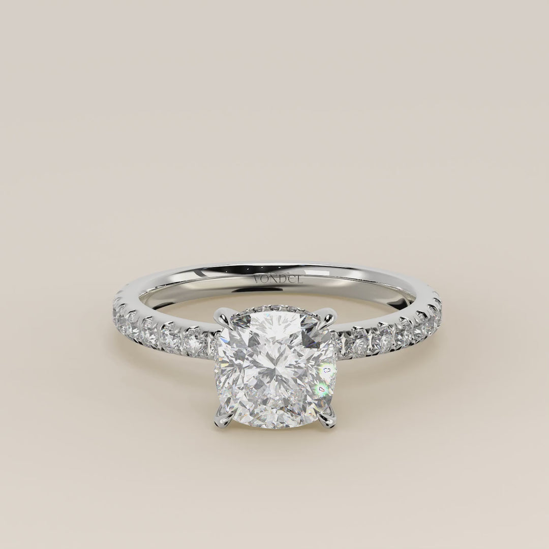 Verlovingsring cushion lab grown diamant met hidden halo en pave band, witgoud