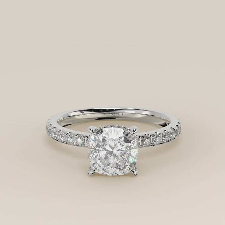 Verlovingsring cushion lab grown diamant met hidden halo en pave band, witgoud