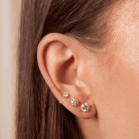 Oorknopjes met ronde diamanten, gedragen