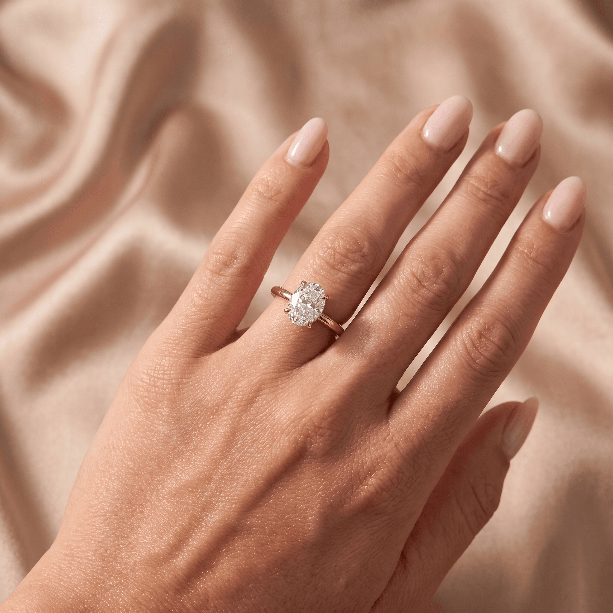 Lisa ovale verlovingsring met hidden halo aan de hand