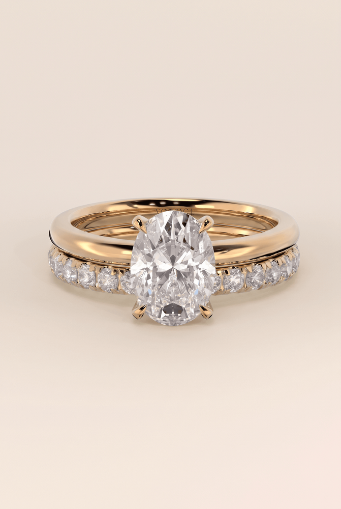 Lisa engagement ring and Manou wedding ring on the hand