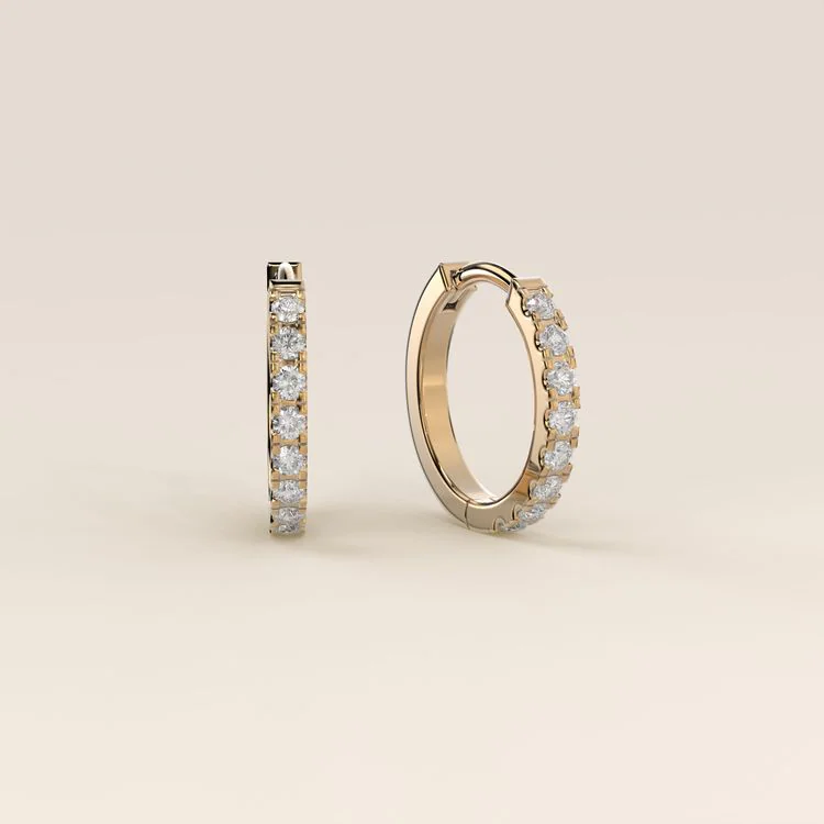 Huggie-oorbellen met lab grown diamanten, gedragen