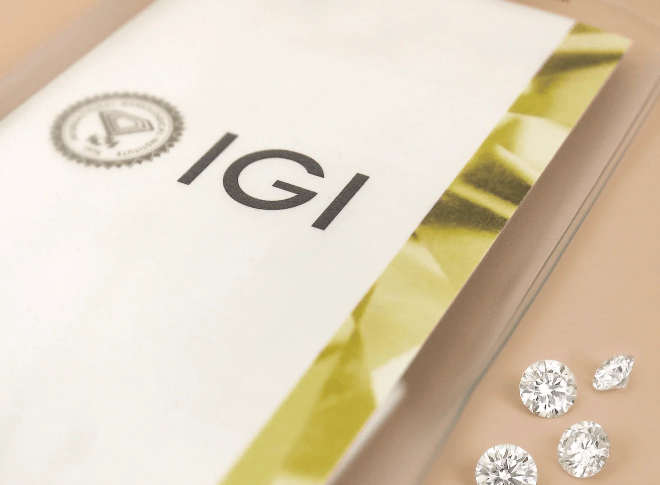 IGI-certificaat naast losse diamanten
